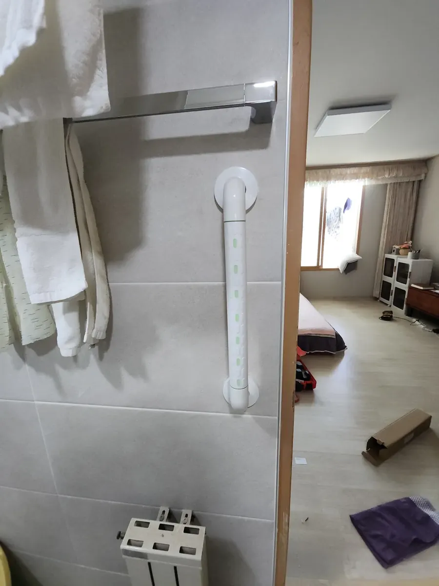 안전손잡이 설치 방법 — 출입구 옆 세로 안전바