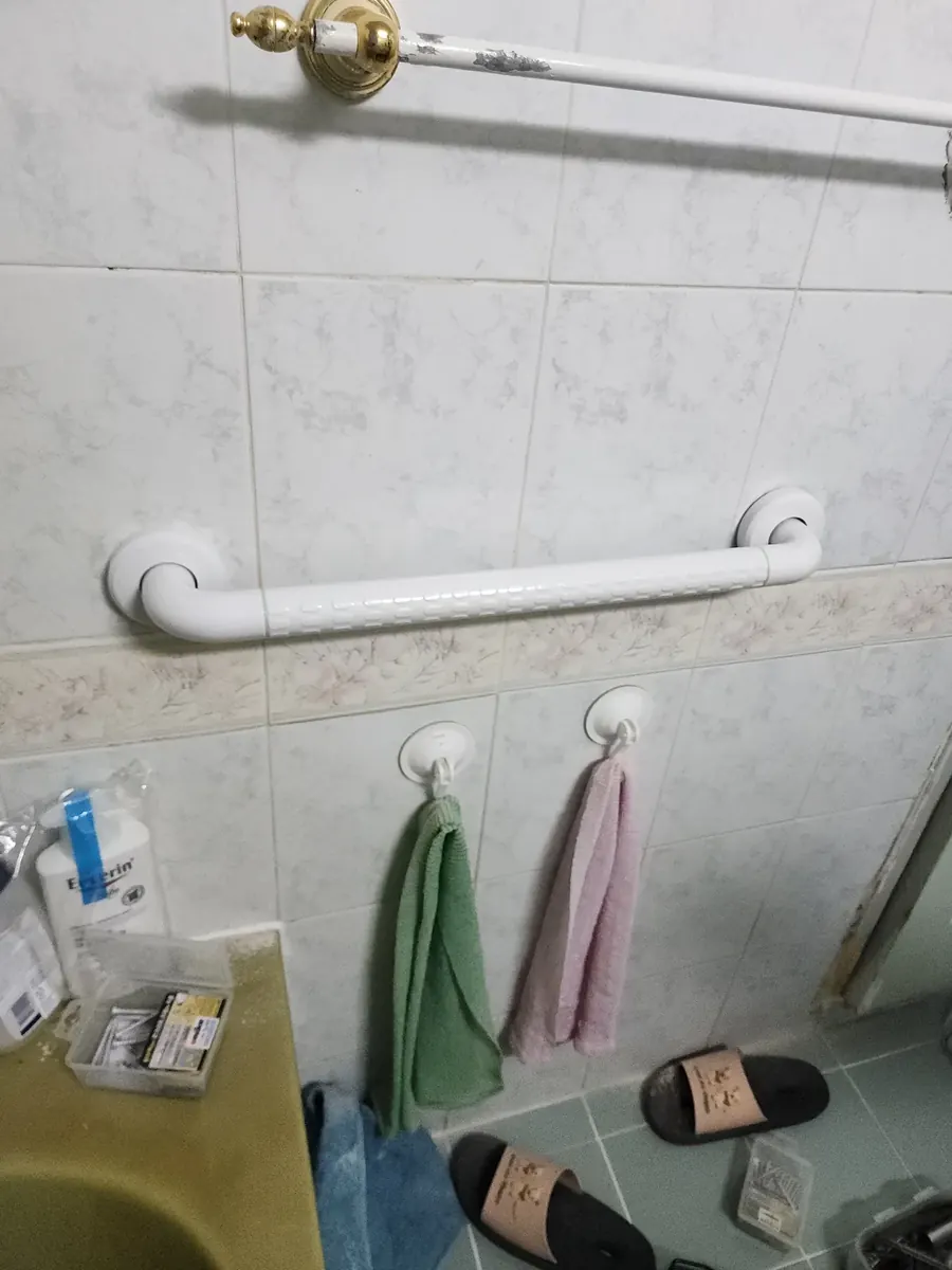 노인 안전손잡이 설치 — 수건 고리 위 가로 손잡이